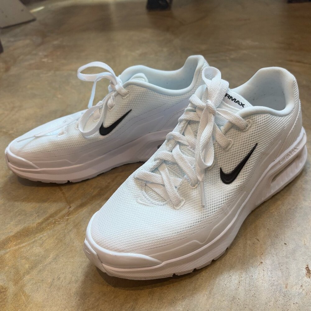 NIKE WOMENS AIR MAX BIA SNEAKER size 8.5 practically new!